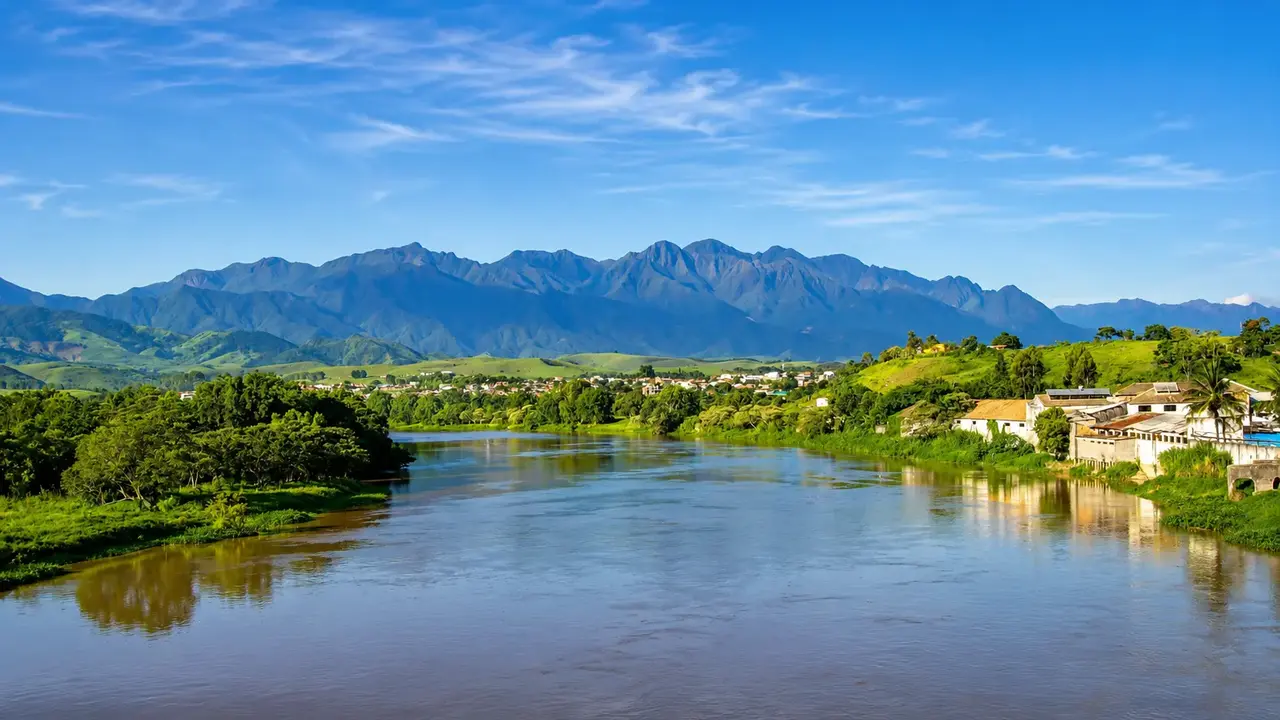 Imagem do Rio Paraíba do Sul, importante manancial que abastece o Estado do Rio de Janeiro e que terá aumento temporário da transposição de água para São Paulo.
