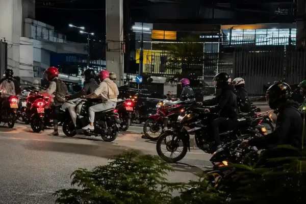 Grupo de motociclistas circula durante a madrugada por uma rua de Laranjeiras, na Zona Sul do Rio de Janeiro.