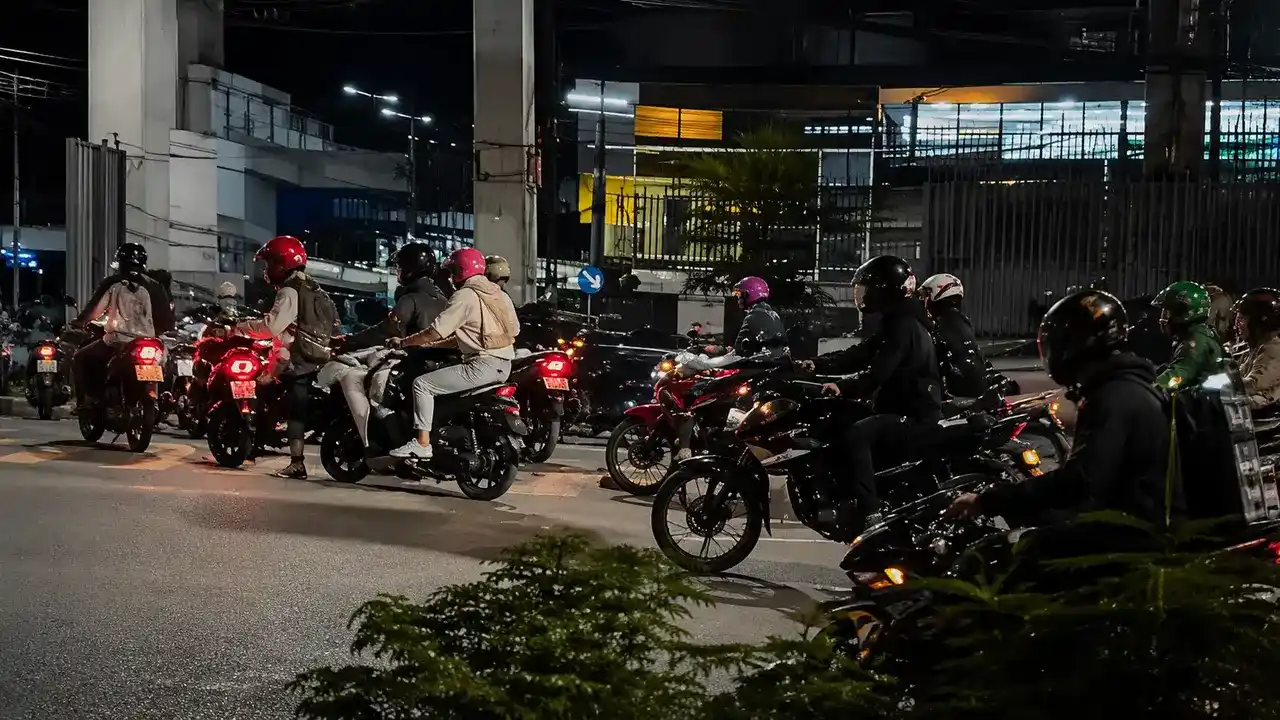 Grupo de motociclistas circula durante a madrugada por uma rua de Laranjeiras, na Zona Sul do Rio de Janeiro.