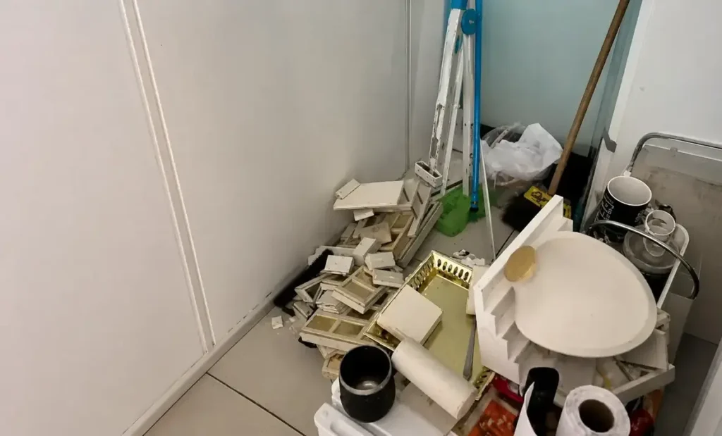 Expositores de colares e joias parcialmente vazios dentro da Alianças Rei.