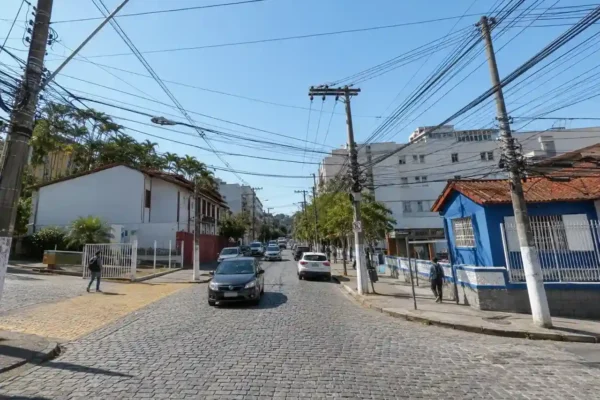Movimento de veículos na Rua General Osório, em Nova Friburgo, onde existe preocupação com a possível implantação definitiva da mão dupla.