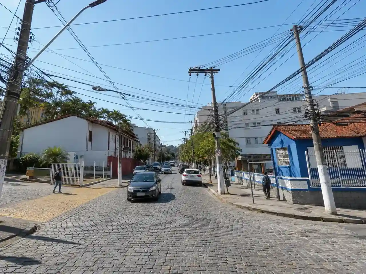 Movimento de veículos na Rua General Osório, em Nova Friburgo, onde existe preocupação com a possível implantação definitiva da mão dupla.