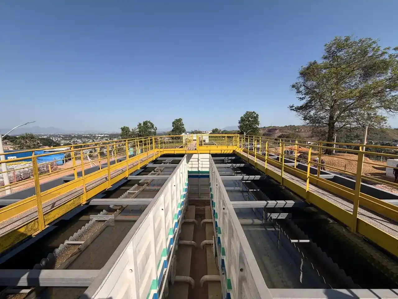 Obras de abastecimento e saneamento ampliam a oferta de água tratada para moradores de diferentes regiões do Estado do Rio.