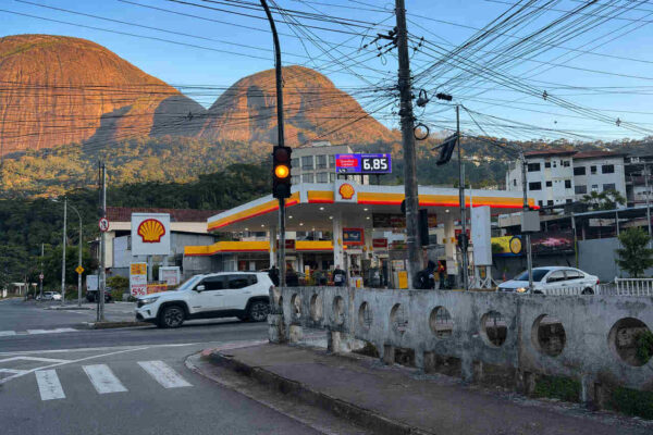 Semáforo em cruzamento na Rua Henrique Zamith, próximo à Rodovia João Goulart, em Nova Friburgo.