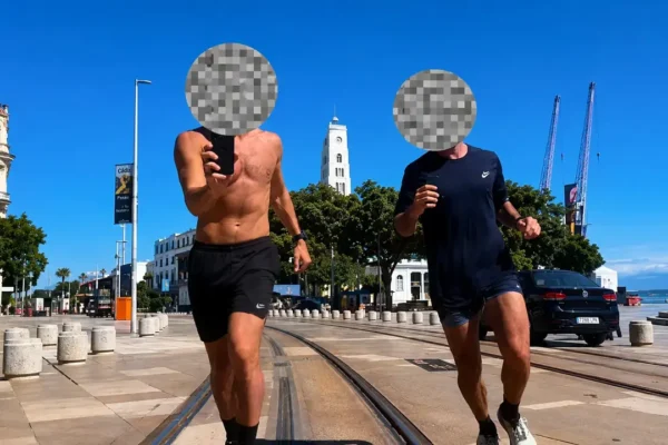 Pessoa corre ao lado de composição do VLT Carioca durante prática divulgada nas redes sociais