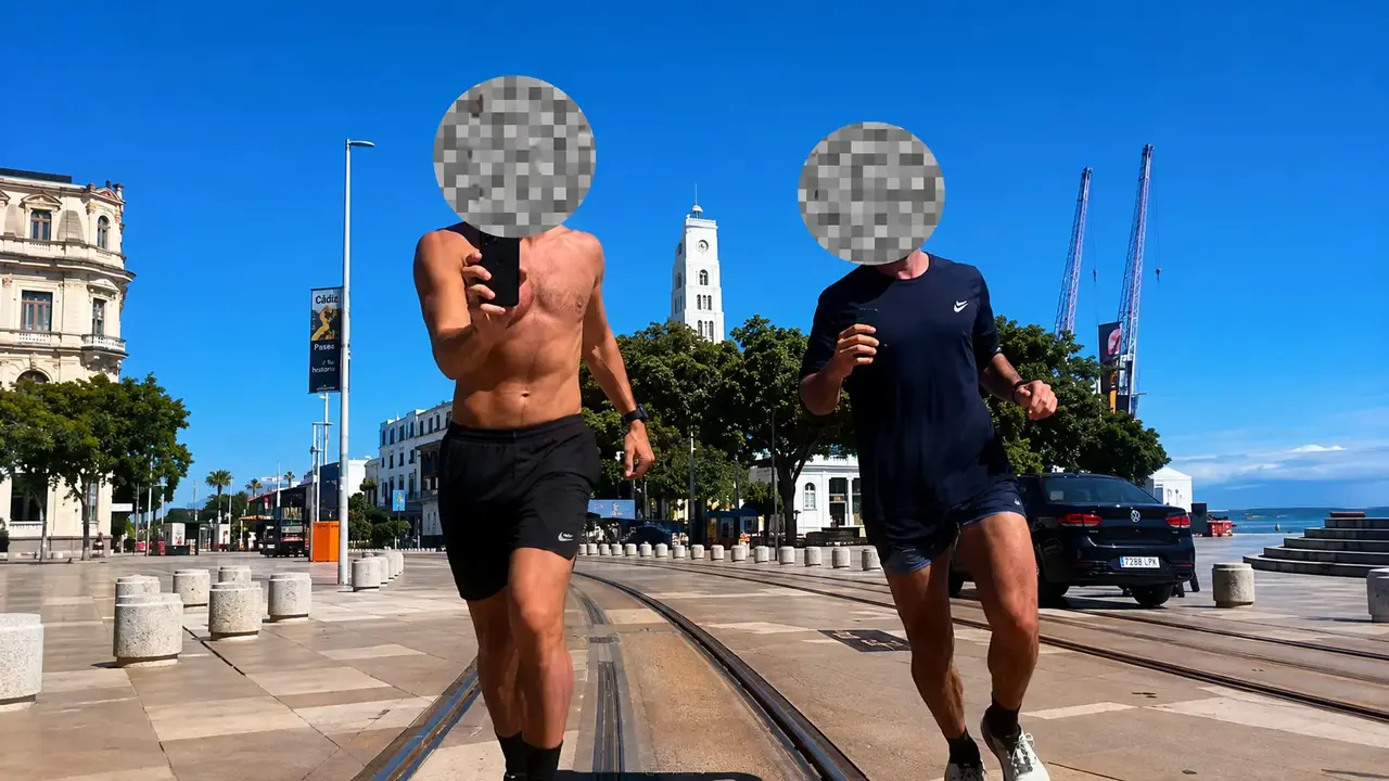 Pessoa corre ao lado de composição do VLT Carioca durante prática divulgada nas redes sociais