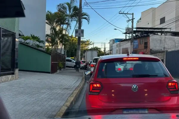 Retorno às aulas e mudanças viárias provocam retenções em Nova Friburgo