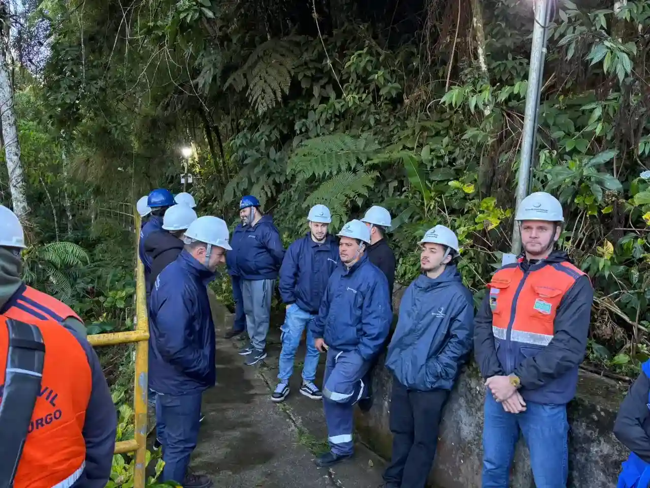 Equipes participam de treinamento do Plano de Ação de Emergência da barragem da ETA Debossan, em Mury.