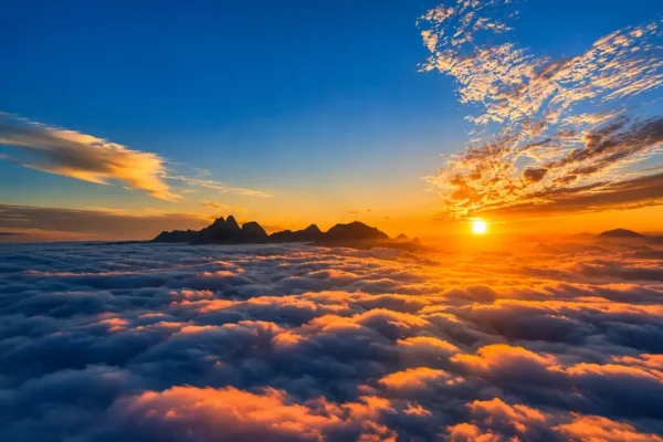 Pôr do sol ilumina um mar de nuvens visto da região dos Três Picos, em Nova Friburgo