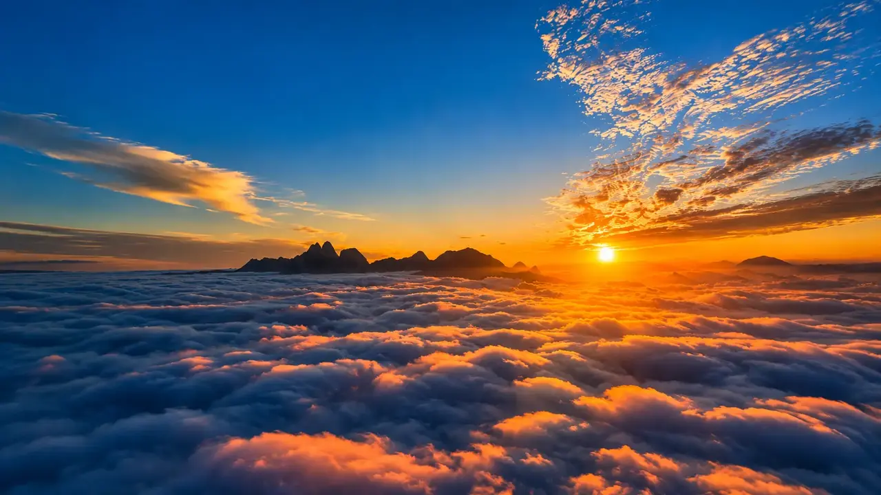 Pôr do sol ilumina um mar de nuvens visto da região dos Três Picos, em Nova Friburgo