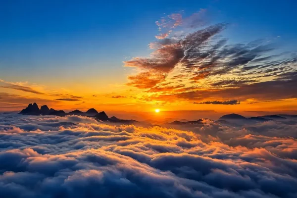 Pôr do sol ilumina um mar de nuvens visto da região dos Três Picos, em Nova Friburgo