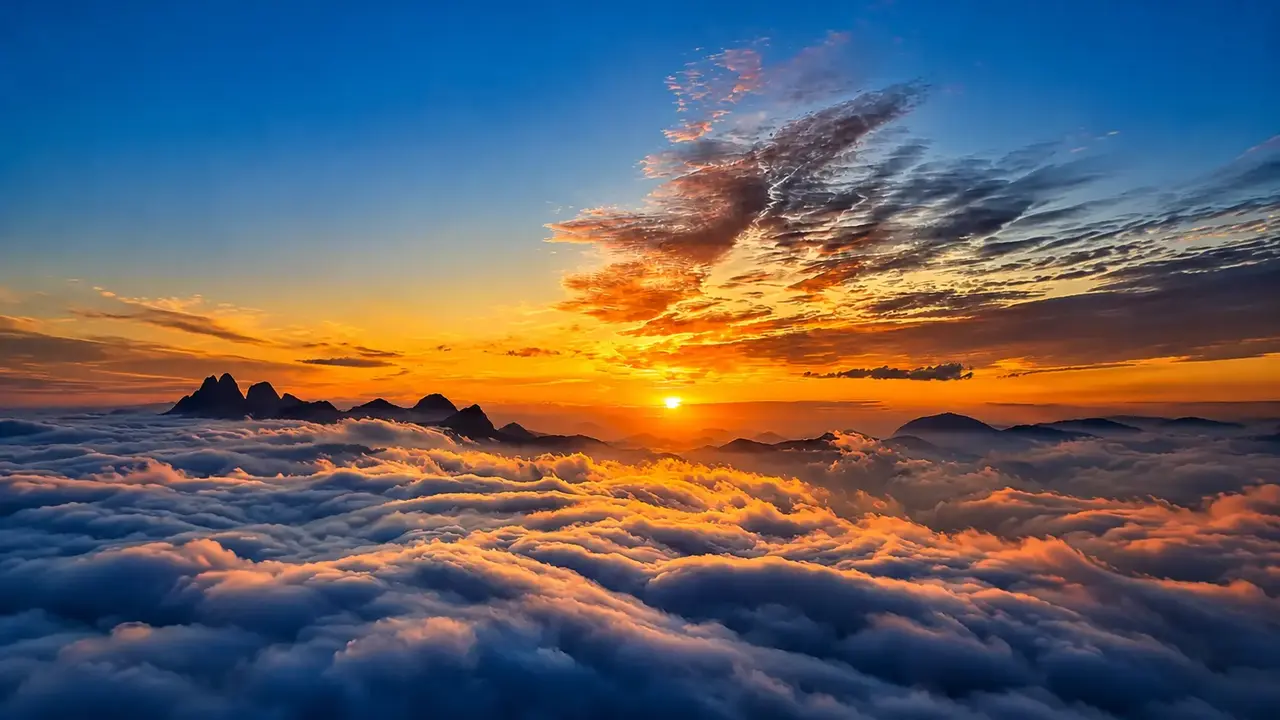Pôr do sol ilumina um mar de nuvens visto da região dos Três Picos, em Nova Friburgo