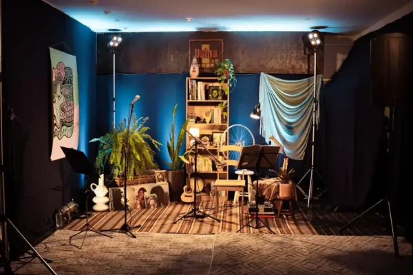 Apresentação artística realizada na Usina Cultural Energisa, em Nova Friburgo, durante programação cultural.