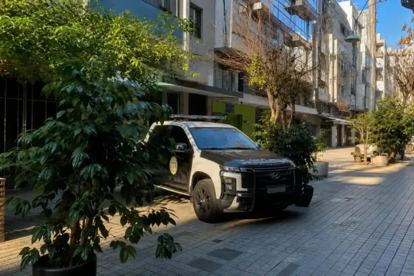 Viaturas da Delegacia de Roubos e Furtos de Cargas estacionadas na Rua Portugal, no Centro de Nova Friburgo.