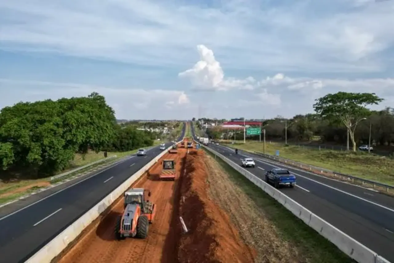 Trecho da Rodovia Washington Luís com sinalização de obras e alterações no trânsito em São José do Rio Preto