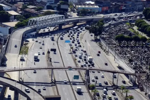 Imagem da Avenida Brasil, no Rio de Janeiro, onde serão construídas duas novas agulhas viárias para acesso ao Porto do Rio.