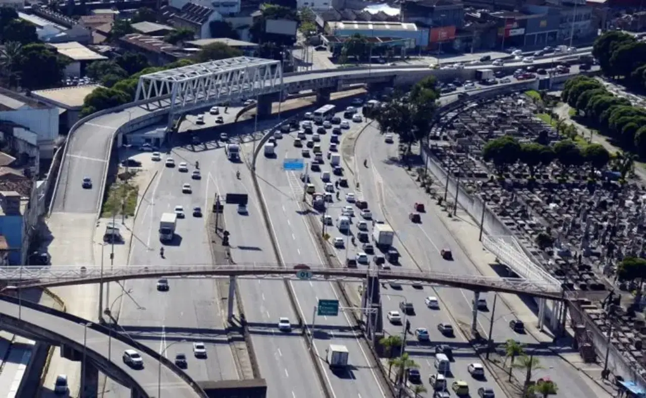 Imagem da Avenida Brasil, no Rio de Janeiro, onde serão construídas duas novas agulhas viárias para acesso ao Porto do Rio.