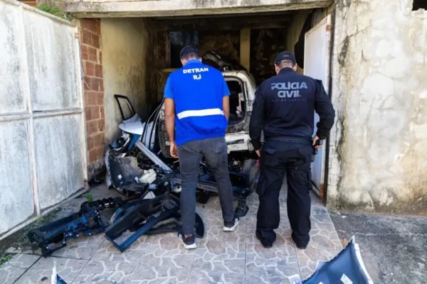 Agentes fiscalizam residência apontada como local de desmanche clandestino de veículos em Campo Grande, na Zona Oeste do Rio.