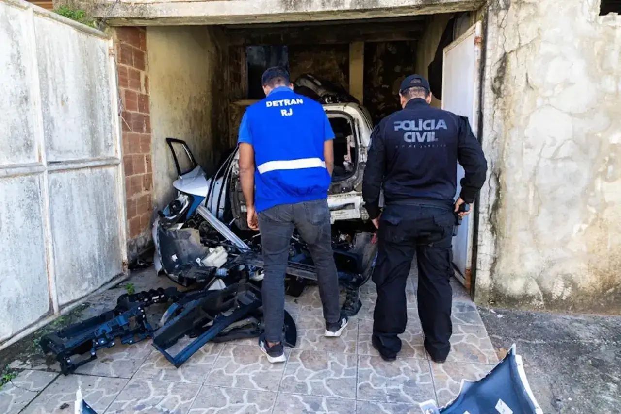 Agentes fiscalizam residência apontada como local de desmanche clandestino de veículos em Campo Grande, na Zona Oeste do Rio.