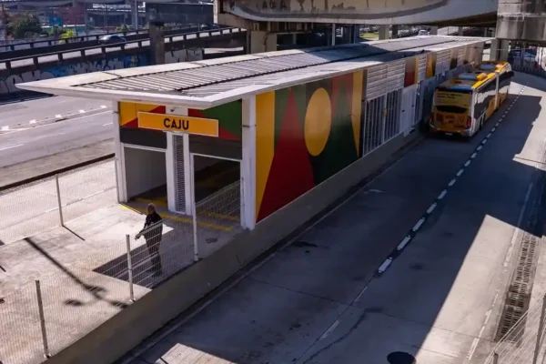 Estação Caju do BRT Transbrasil entra em operação no Rio de Janeiro