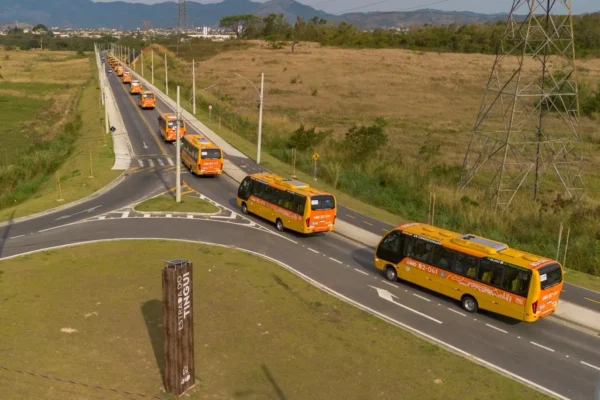 Novos ônibus laranja do Sistema RIO estacionados em Campo Grande