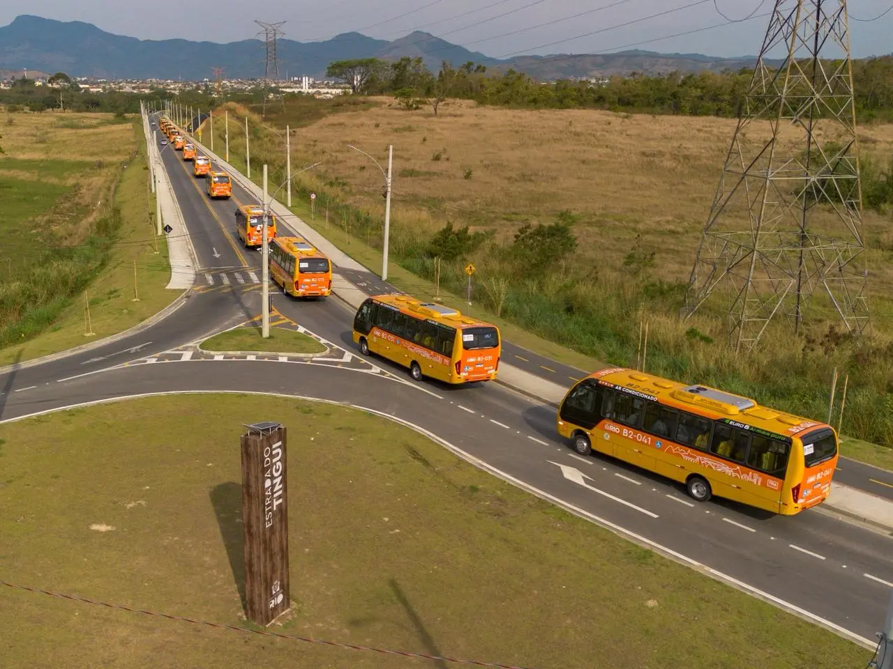 Novos ônibus laranja do Sistema RIO estacionados em Campo Grande