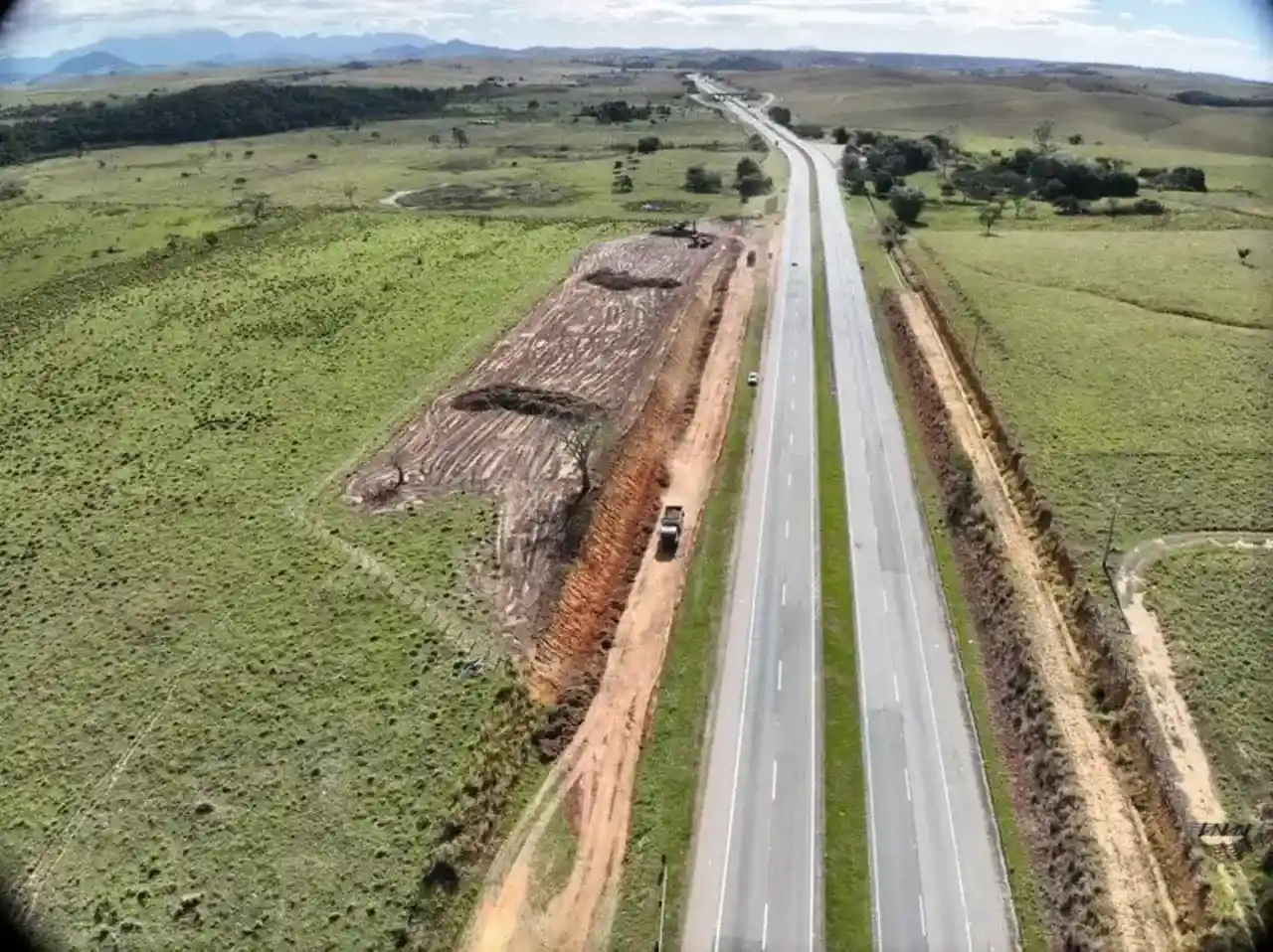 Obras e interdições previstas em diferentes trechos da BR-101 no Estado do Rio de Janeiro.