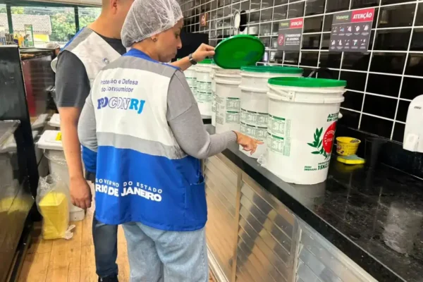 Fiscais recolhem alimentos impróprios encontrados em mercados de Nova Iguaçu