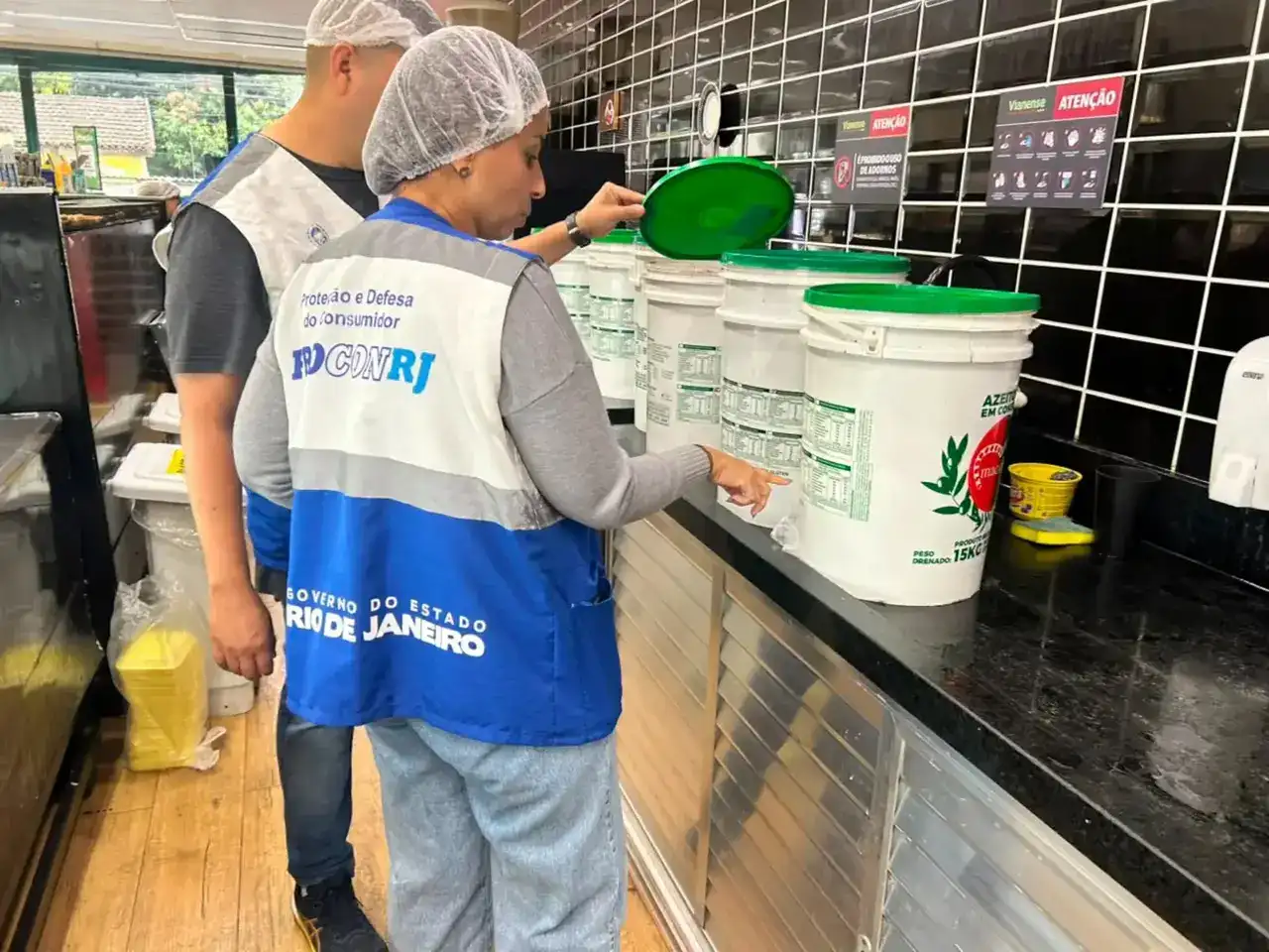 Fiscais recolhem alimentos impróprios encontrados em mercados de Nova Iguaçu