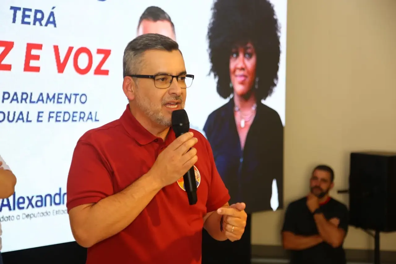 Zé Alexandre discursa diante de participantes de encontro político em Nova Friburgo