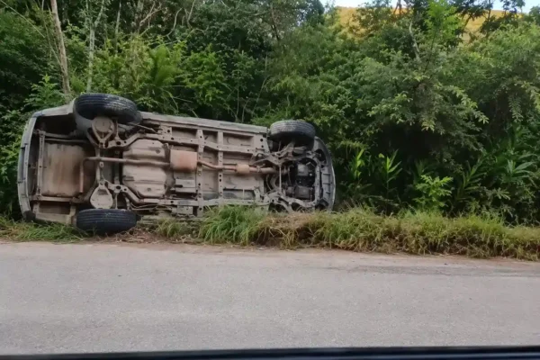 Chevrolet Captiva capotada na Estrada de Riograndina, em Nova Friburgo