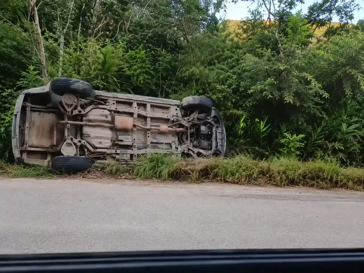 Chevrolet Captiva capotada na Estrada de Riograndina, em Nova Friburgo