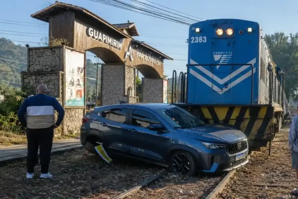 Carro atingido por trem na estação Parada Modelo, em Guapimirim