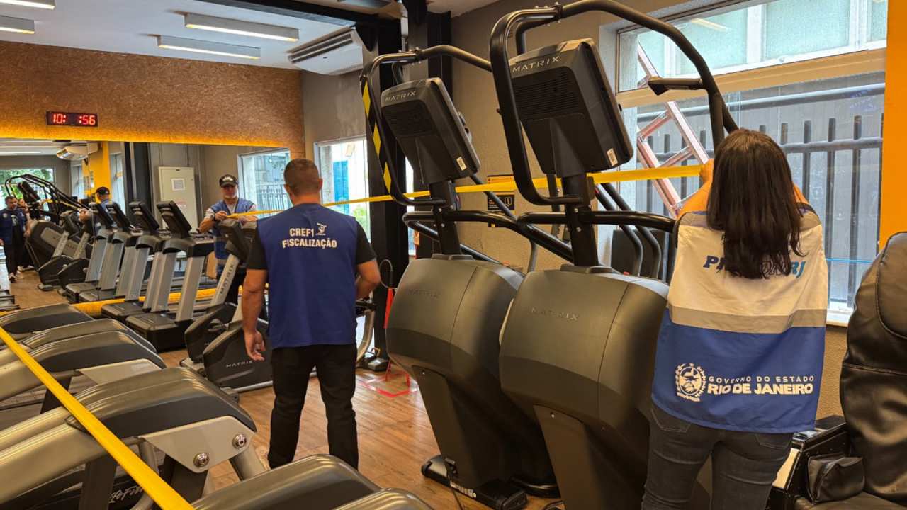 Academia interditada em Copacabana após fiscalização por irregularidades.