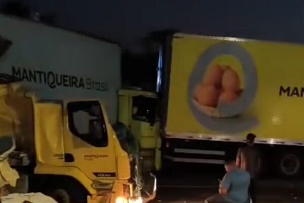 Acidente com carretas na Rodovia Presidente Dutra em Nova Iguaçu (RJ).