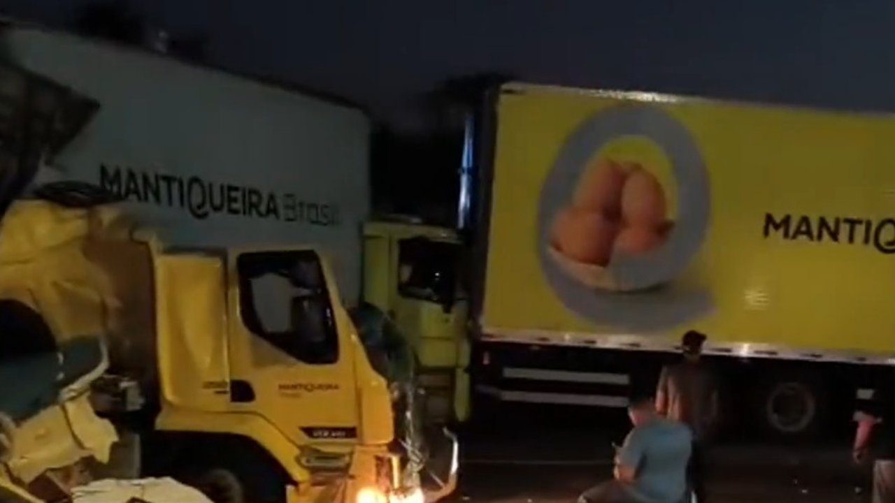 Acidente com carretas na Rodovia Presidente Dutra em Nova Iguaçu (RJ).