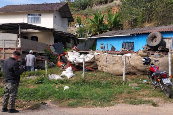 Acidente de caminhão em Amparo, Nova Friburgo, com veículos danificados e destruição.