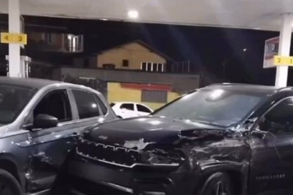 Acidente em posto de gasolina em São Gonçalo, envolvendo veículos danificados.