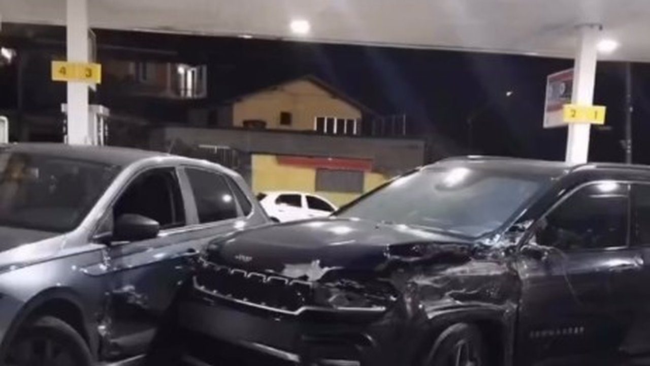 Acidente em posto de gasolina em São Gonçalo, envolvendo veículos danificados.