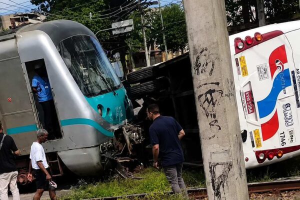 Acidente entre trem e ônibus no Rio de Janeiro causa transtornos e afeta linhas da SuperVia.