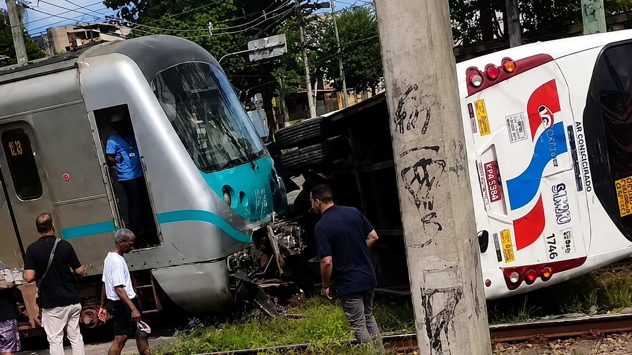 Acidente entre trem e ônibus no Rio de Janeiro causa transtornos e afeta linhas da SuperVia.