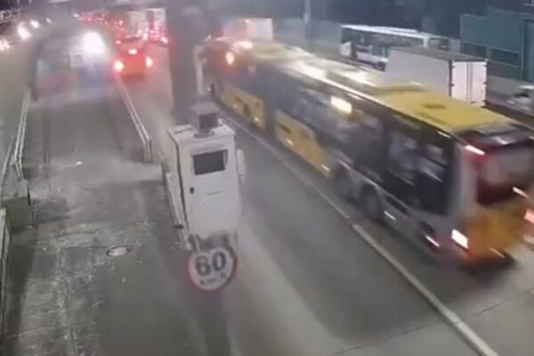 Acidente na Avenida Brasil: Ônibus e veículos parados causam congestionamento.