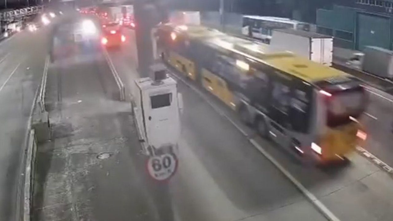 Acidente na Avenida Brasil: Ônibus e veículos parados causam congestionamento.