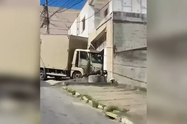 Caminhão atinge muro de residência na Rua Uruguaiana, em Olaria