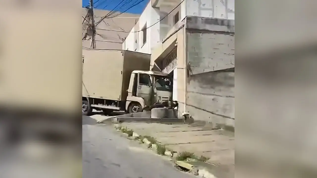 Caminhão atinge muro de residência na Rua Uruguaiana, em Olaria