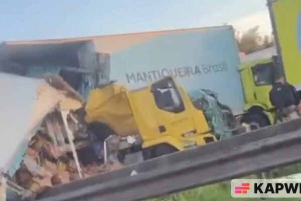 Acidente rodoviário grave na Dutra: carretas e veículo danificados após engavetamento em Nova Iguaçu (RJ).