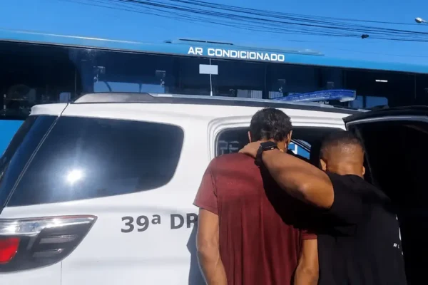 Homem preso pela Polícia Civil após ataque contra a companheira na Pavuna