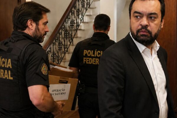 Agentes da Polícia Federal em ação durante operação.