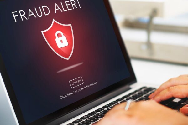 Alerta de fraude em tela de laptop: investigação sobre movimentação financeira suspeita.