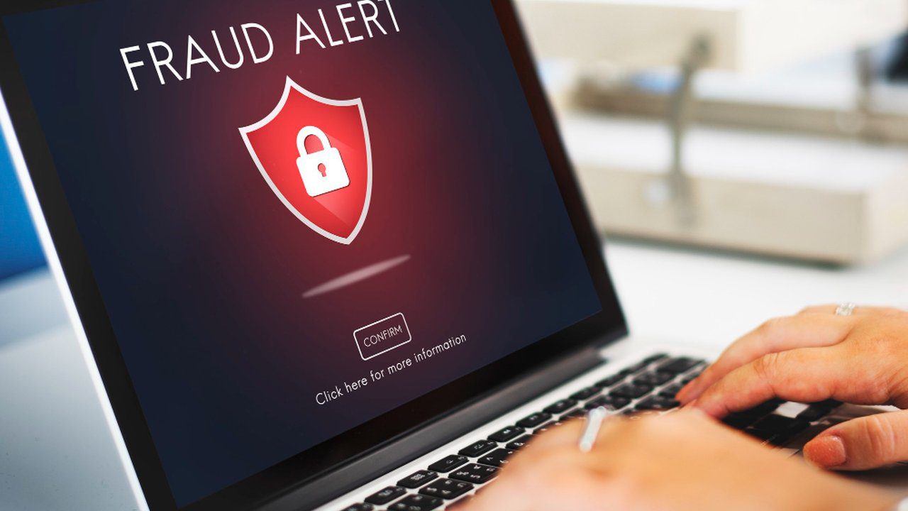 Alerta de fraude em tela de laptop: investigação sobre movimentação financeira suspeita.